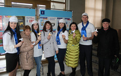 Кировские почтовики поздравили горожан с Международным днём счастья