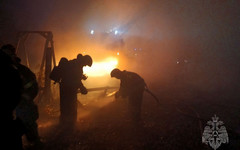 В Кирове на улице Мопра сгорел двухэтажный деревянный дом