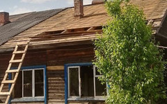 В Даровском районе начали ремонтировать дом мужчины, который один воспитывает двоих детей