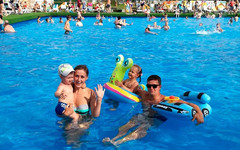 Отдых у бассейна и тематические вечеринки. Как запомнить это лето?