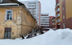В Кирове на детской площадке обнаружили свалку бытовых отходов