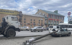 В Кирове бетонный столб упал на машину