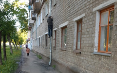 В Кирове мужчина поднялся по водосточной трубе и через окно перелез в квартиру