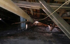 Слободские коммунальщики отказались ремонтировать обрушившуюся крышу дома (ФОТО)