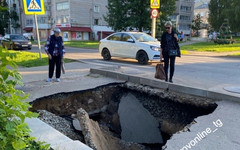 На одной из улиц в центре Кирова образовалась огромная яма