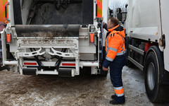 Коммунальщики пообещали, что в новогодние праздники проблем с вывозом мусора в Кирове не будет