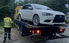 Приставы арестовали Mitsubishi Lancer кировского должника с долгом в 900 тысяч рублей
