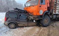 В Слободском районе в аварии с лесовозом погибли четыре человека