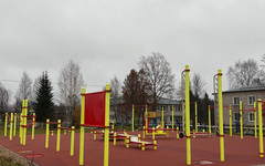 В Белой Холунице сдали спортивную площадку на ул. Молодёжной с нарушением сроков