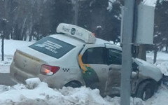 В Кирове автомобиль такси попал в ДТП. Это вторая авария на данном перекрёстке за четыре дня (ВИДЕО)