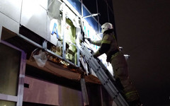 На Производственной вспыхнул фасад магазина