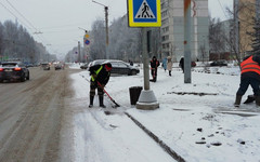 После снегопадов на дороги Кирова вывели 70 единиц техники