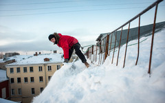 Кировские коммунальщики справились с очисткой крыш от снега