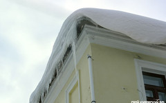На улице Щорса с крыши дома на женщину упал снег