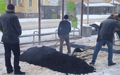 В Кирово-Чепецке рабочие укладывают асфальт прямо на снег
