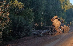 В Нагорском районе перевернулся грузовик, пострадал водитель
