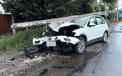 В Кирове «Фольксваген» въехал в опору ЛЭП