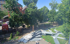 В Краснодаре из-за сильного ветра сорвало крышу школы. Пострадали 12 детей