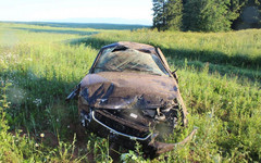 В Кировской области «Приора» вылетела в поле