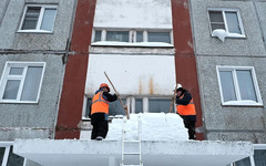 Управляющую компанию в Кирове заставили почистить крышу дома через суд