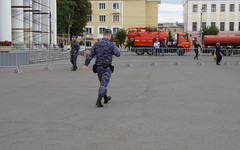 В Кирове задержали мужчину, который кричал и ругался на посетителей кафе