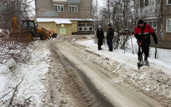 Управляющим компаниям Кирова приказали убрать снег во дворах