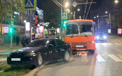 В Кирове на Воровского иномарка столкнулась с автобусом: пострадала пассажирка