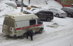 В Кирове завязла в снегу машина «Скорой помощи». ВИДЕО