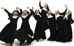 Польские монахини устроили зажигательные танцы на пляже (видео)