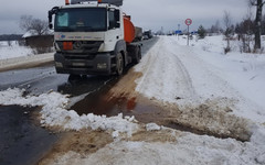 В результате столкновения грузовика и бензовоза в Орловском районе на асфальт вытекло топливо