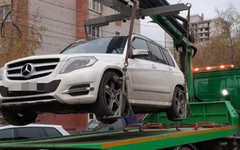 Кировчанка не хотела отдавать автомобиль судебным приставам и наехала на них