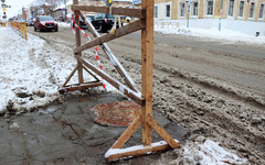 В Кирове вместе со снегом с дорог сгребают крышки люков