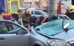 Опубликовано видео спасательной операции водителя, который врезался в столб на Московской