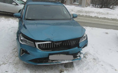 В Кирове на проспекте Строителей в аварии пострадала пассажирка Geely