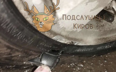 На кольцевой развязке в Кирове водители массово попадают в яму на дороге