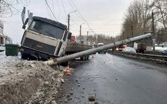 В Кирове грузовик снёс опору линий электропередачи. Из-за этого ограничили движение на Производственной