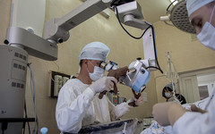 Кировские врачи помогли мужчине с заболеванием уха и разрушением височной кости