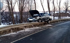 В Яранске автомобиль заехал на дорожное ограждение и повис