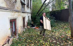 Из дома архитектора Чарушина вынесли мусор и выселили из подвала людей, распивающих алкоголь