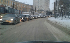 Сегодня в Кирове тройное ДТП парализовало движение на Октябрьском проспекте (ФОТО)