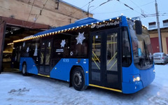 На улицы Кирова выехал новогодний троллейбус