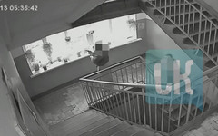 В центре Кирова устроили стрельбу в подъезде