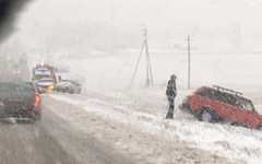 В Яранске из-за снегопада несколько машин оказались в кювете