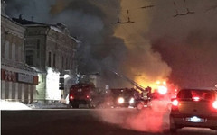 Сегодня ночью в центре Кирова горел жилой дом (ФОТО И ВИДЕО)