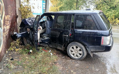 В Кирове «Рейндж Ровер» врезался в гараж. Пострадали три человека