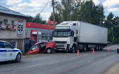 В Слободском столкнулись легковой автомобиль и фура