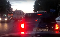 В Кирове ещё один водитель автобуса решил объехать пробку по «встречке»