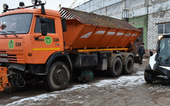 В Кирове начали бороться с гололедицей