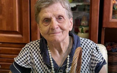 Жительница Рублевского дома-интерната создает вязаные изделия крючком