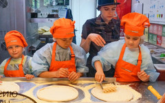 Как научить ребёнка готовить пиццу?